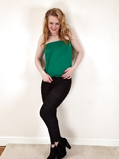 Laura Kaye Brunette Mature Hairy Pussy Thumbs